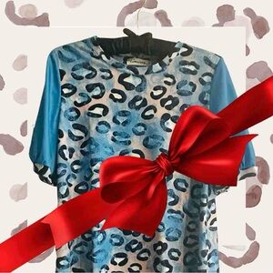 🎁GIFT IDEA! Blue & black leopard print A-line top. Way too glam to be a T-shirt.